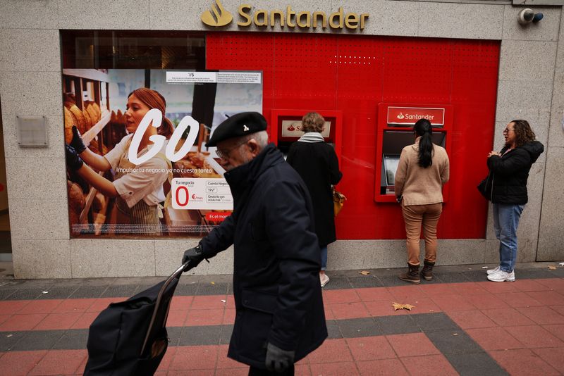 Santander baraja hasta 3.000 jubilaciones anticipadas en España, según Expansión