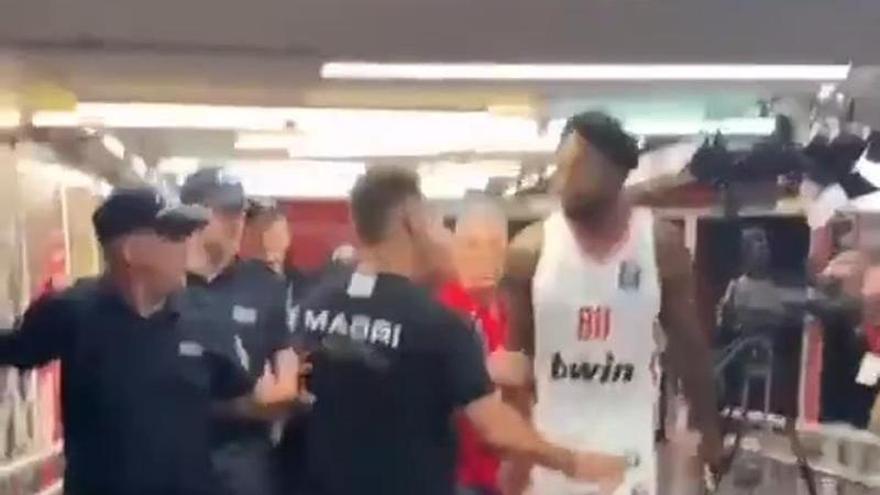 Puñetazo de Tyrique Jones a Kendrick Nunn