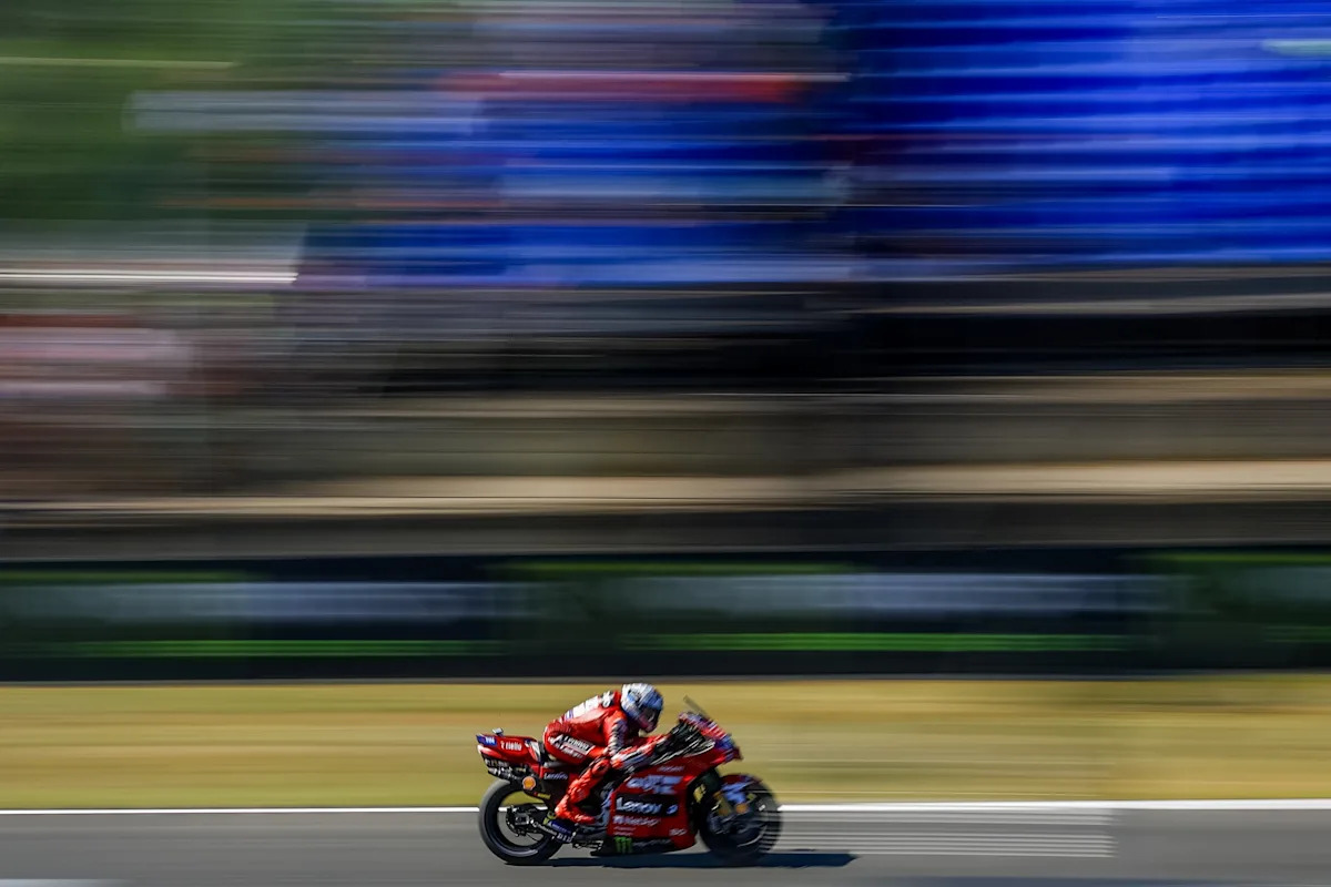 Marc Márquez suma su segunda victoria consecutiva y aprovecha la penalización de Bezzecchi