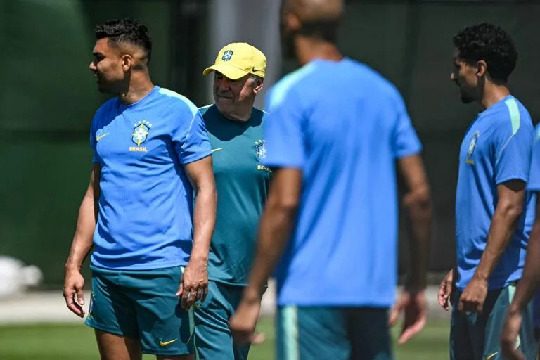 Ancelotti detrás de Casemiro, su faro en el círculo central de un equipo del que 35% de los brasileños cree será campeón.