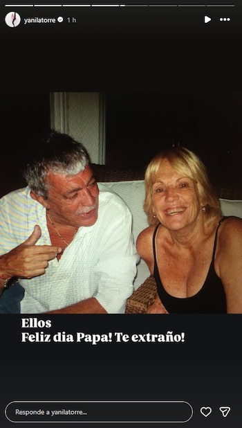 Fotografía de una mujer rubia sonriente junto a un hombre de cabello canoso y bigote que gesticula. En la parte inferior, se lee 'Feliz dia Papa! Te extraño!'