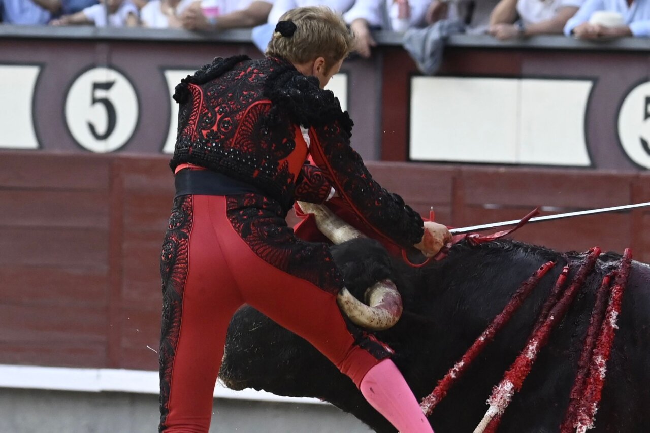Clemente, solo una luxación de codo tras una aparatosa cogida en Madrid
