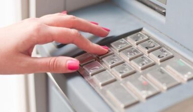 El truco de los ciberdelincuentes para robar tu dinero de los cajeros automáticos