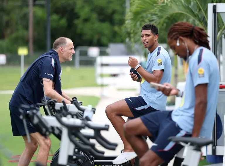 Thomas Tuchel, DT de Inglaterra, habla con Jude Bellingham, una de las figuras
