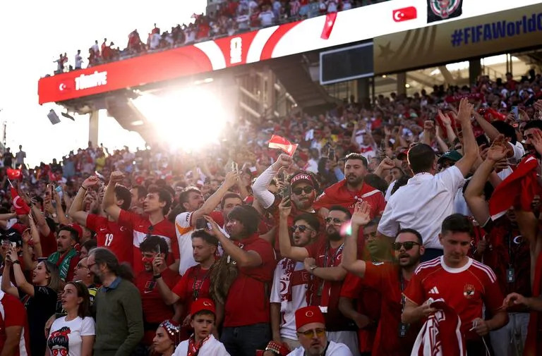 La hinchada turca se hizo notar desde el minuto cero