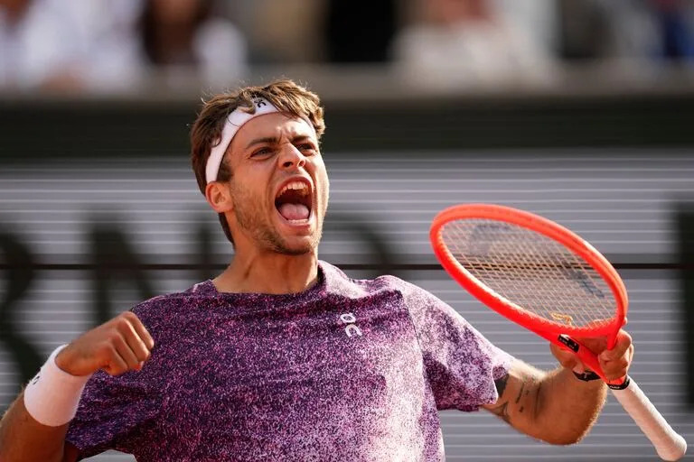 Flavio Cobolli perdió la final, pero desde este lunes es Top 10 (AP Foto/Christophe Ena)