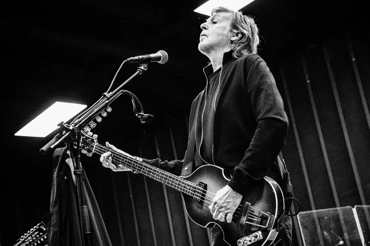 Paul McCartney tocando el bajo