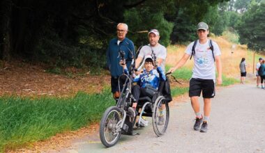 Izan Castro subido en la handbike, el benjamín de DisCamino
