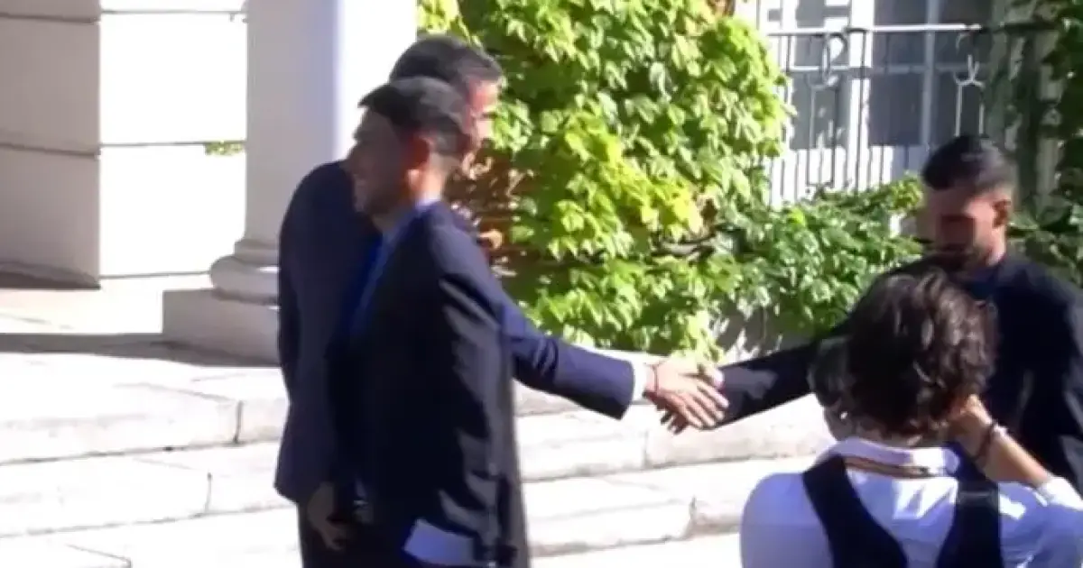 El frío saludo de Baena a Pedro Sánchez en Moncloa