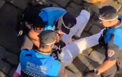 La Policía Municipal le ha practicado un torniquete de urgencia en el muslo, donde se aprecia claramente que ha recibido una cornada