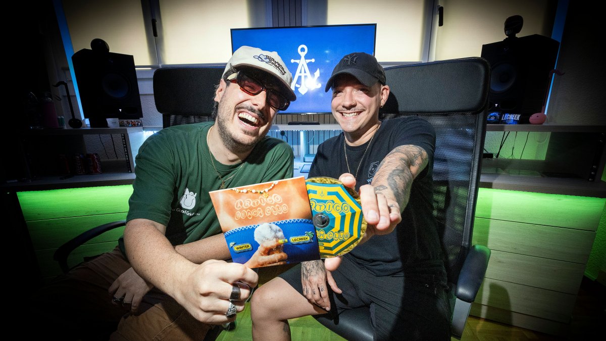Lecreek y Winter, en Midnight Records, con una copa de
