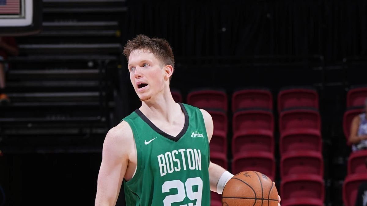 Max Shulga con la camiseta de los Boston Celtics.