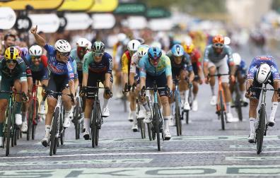 Mathieu van der Poel (dcha.)se impone en la línea de meta de los Campos Elíseos en la última etapa del Tour de Francia 2026