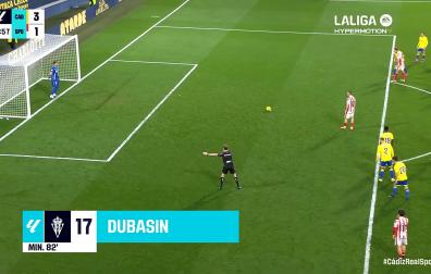 Jonathan Dubasin se dispone a lanzar un penalti contra el Cádiz en el Nuevo Mirandilla