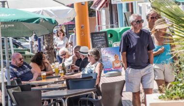 Jubilados europeos en una terraza de Torrevieja