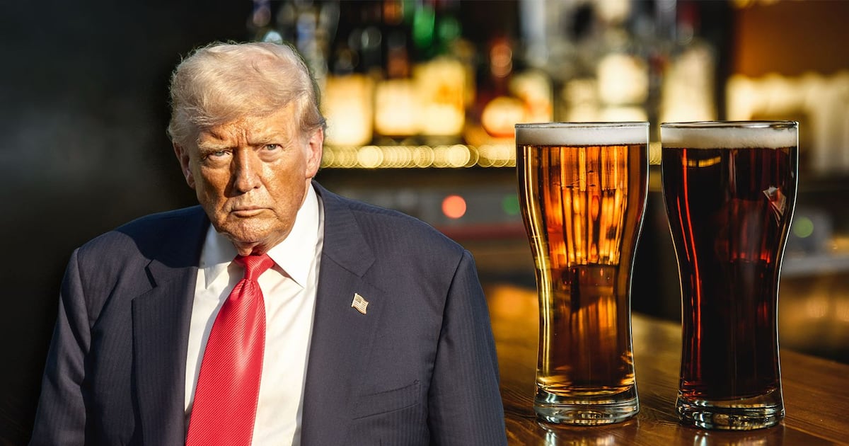 Broma le sale cara: Bar en EU que prometía cerveza gratis el ‘día que muriera Trump’ pierde su licencia – El Financiero