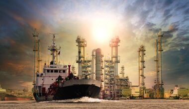 El precio del barril de petr&oacute;leo Brent, de referencia en Europa, supera la barrera de los 100 d&oacute;lares por primera vez en los &uacute;ltimos dos meses y alcanza un incremento intrad&iacute;a del 6,3%, mientras contin&uacute;an los ataques cruzados en Oriente Pr&oacute;ximo.