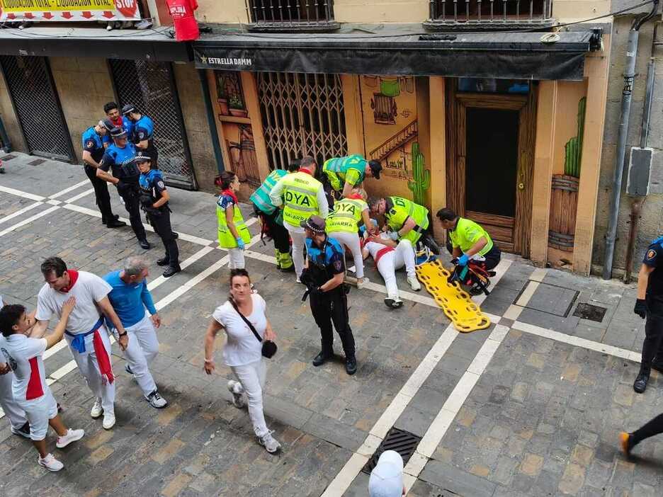 Atendiendo a un herido en Estafeta. Atendiendo a un herido en Estafeta.