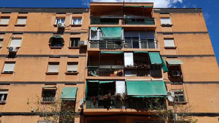 Un arquitecto advierte a España: "Tener un toldo verde en la fachada hace que tu casa acumule mucho más calor"