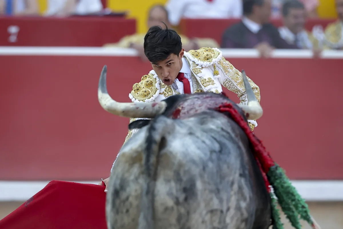 Galván y Diosleguarde pasean trofeos de una manejable corrida de Cebada Gago en Pamplona