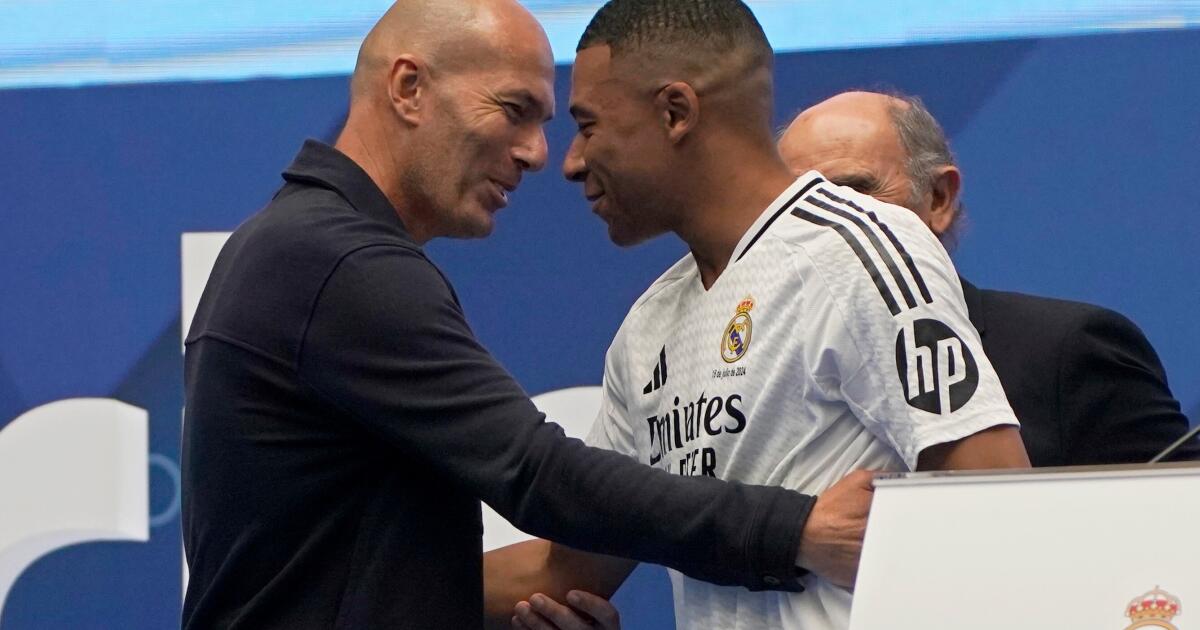 Un emocionado Zinedine Zidane cumple su "sueño" al asumir el mando de Francia
