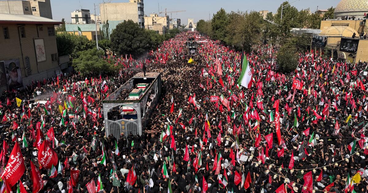Dolientes abarrotan procesión fúnebre en Teherán por líder supremo irán, el ayatolá Alí Jamenei