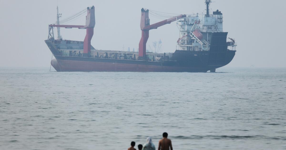 EEUU e Irán intensifican ataques en todo Oriente Medio; puentes y planta desalinizadora sufren daños