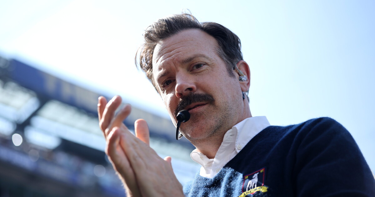 Ted Lasso, ¿de qué trata y dónde ver la serie que apareció en el Medio Tiempo del Mundial 2026?