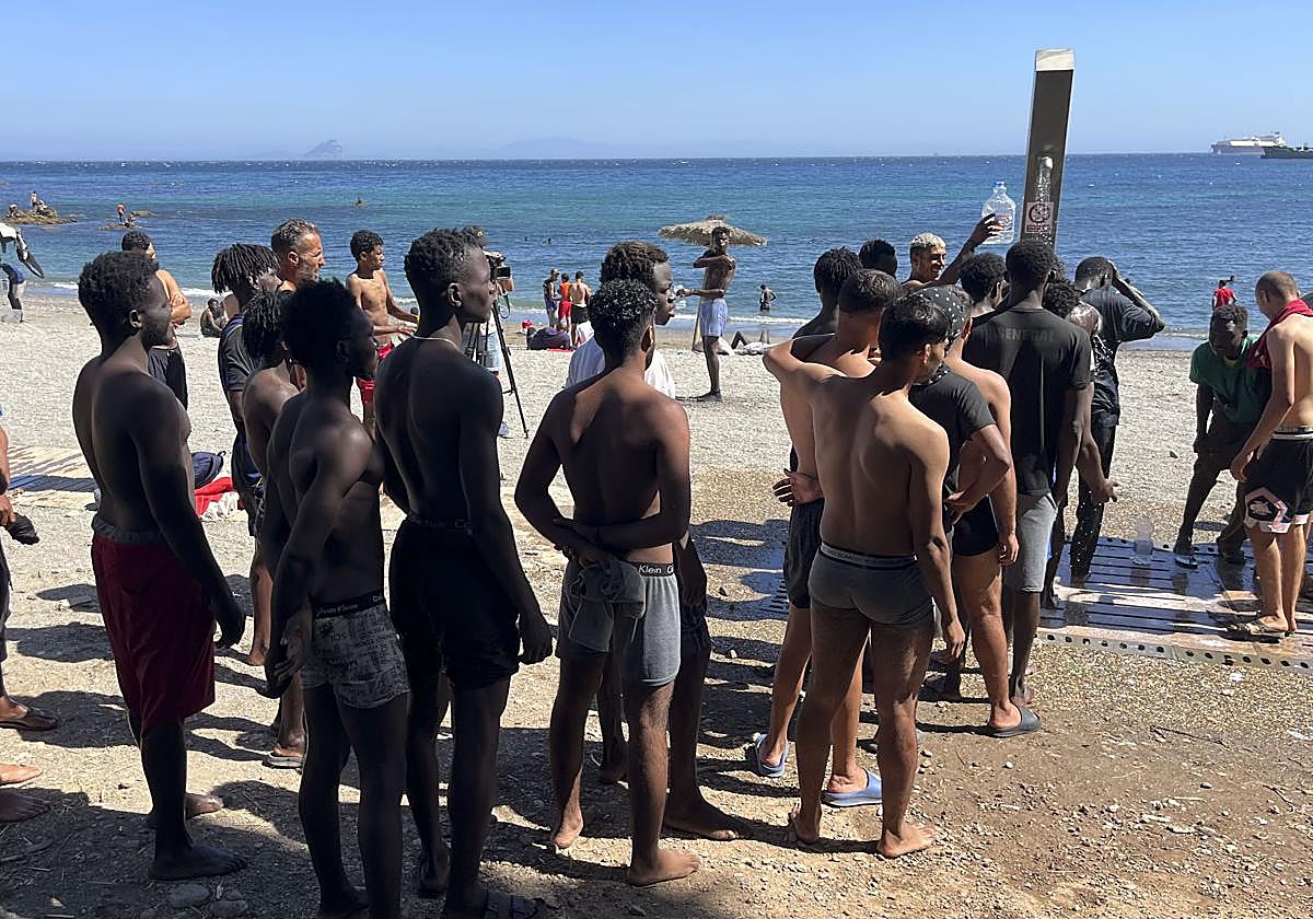 Vivas pide «socorro» y el «auxilio del resto de España» ante una Ceuta que acoge a 1.100 menores migrantes