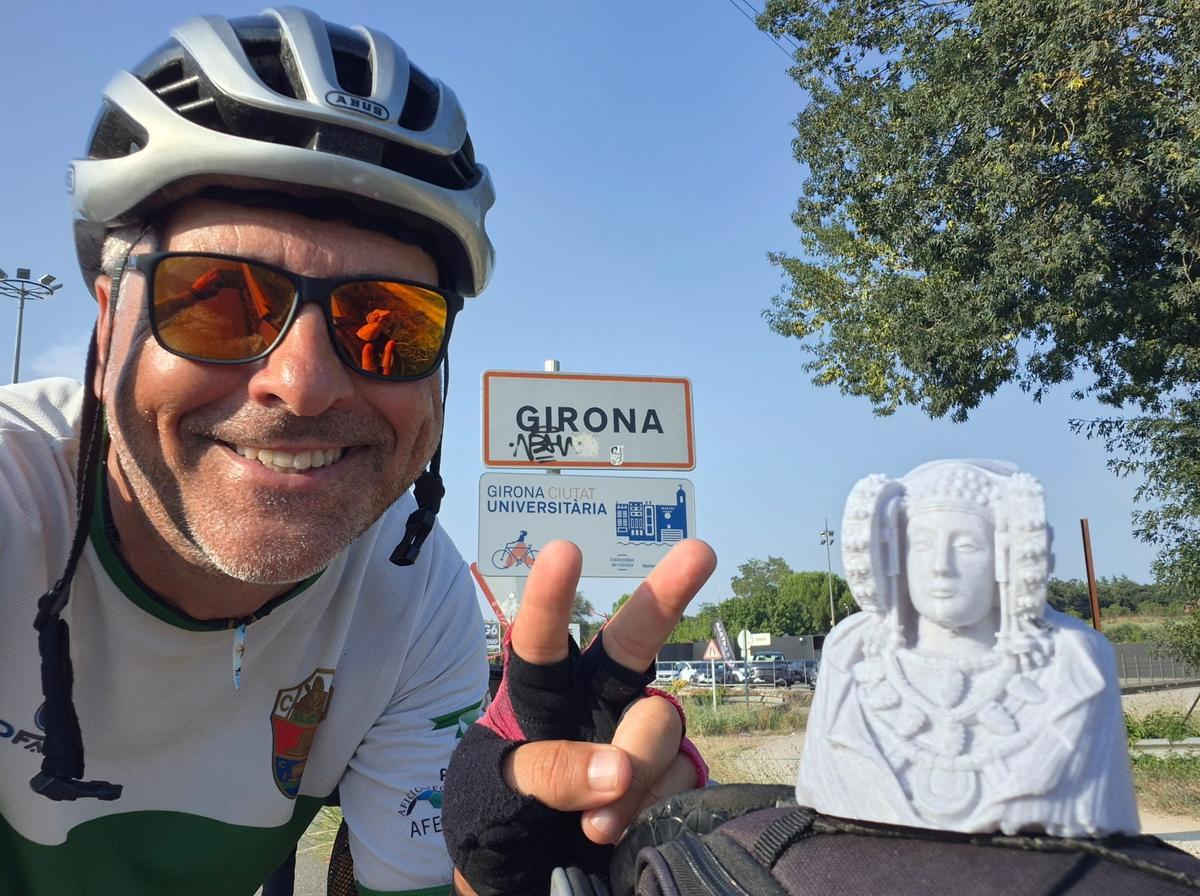 Carlos San José en el final de su trayecto, en Girona, con una Dama de Elche