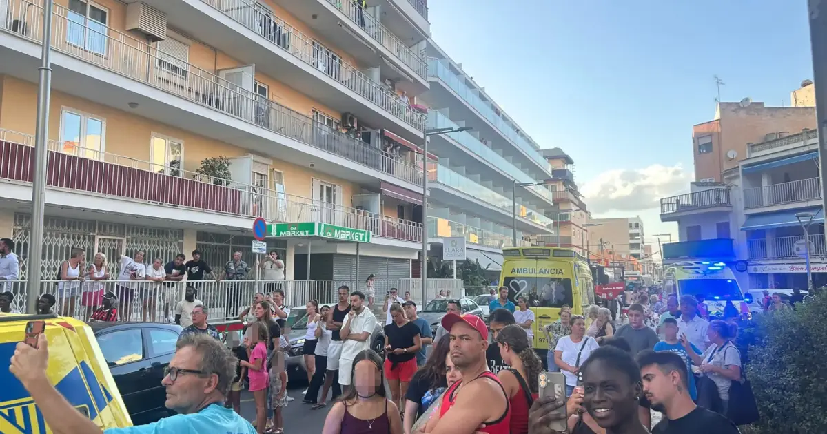 Alarma en s'Arenal por un incendio que ha atrapado a varias personas en un edificio de cinco plantas