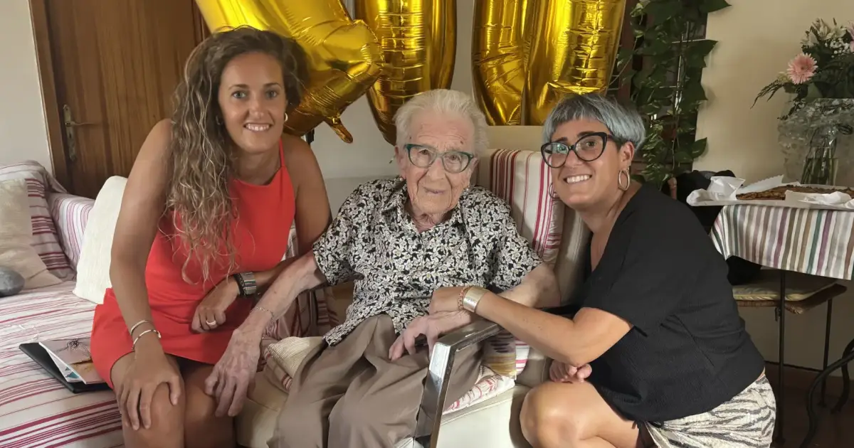 Mercedes Bonnín llega felizmente a los cien años, que celebra en familia