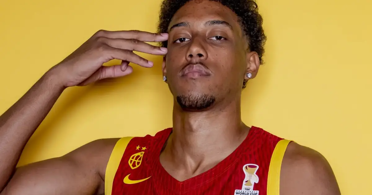 Baba Miller ya luce la camiseta de la selección española
