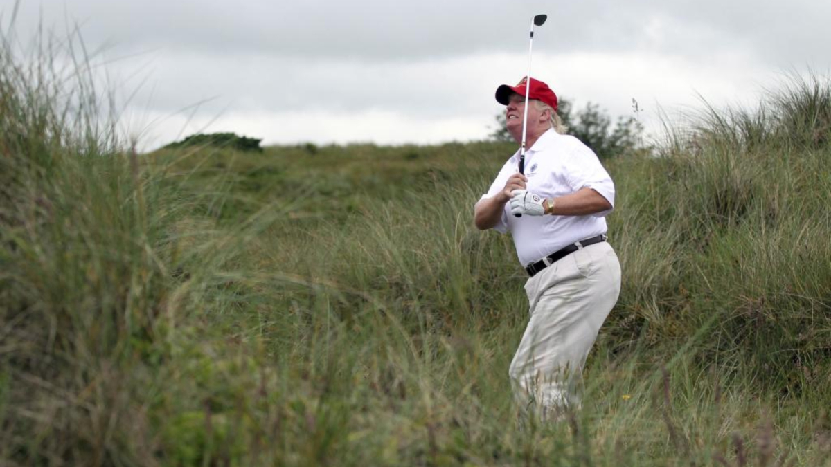 Donald Trump gana su torneo de club número 40 en el escenario del LIV