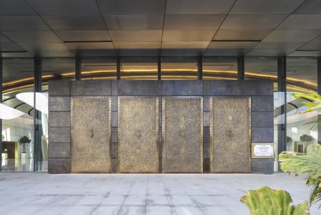Gran puerta monumental de bronce reservada para las visitas del rey de Marruecos