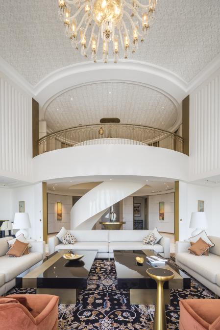Por debajo del hotel, la torre alberga treinta apartamentos privados de distintos tamaños, íntegramente amueblados y diseñados por el estudio de Pierre-Yves Rochon