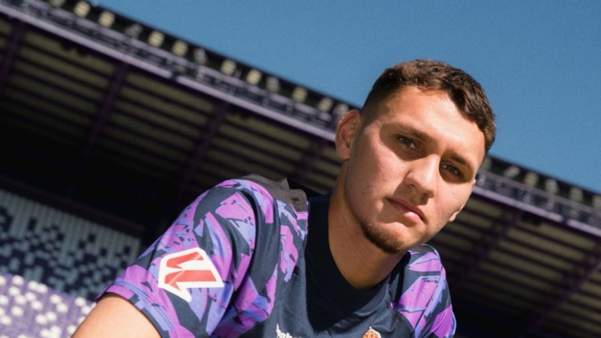 Lavagnino, con una camiseta del equipo en estadio Zorrilla.