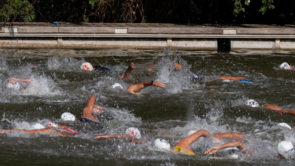 Una competición de triatlón en la prueba de natación en Valladolid