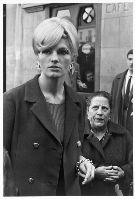 Joana Biarnés. Fue la primera mujer fotoperiodista de España y se abrió paso en una profesión dominada por hombres. Retrató con cercanía a personajes célebres y anónimos y captó la transformación de la sociedad del franquismo a la democracia, la actriz Rosanna Yanni, en Madrid, el mismo año