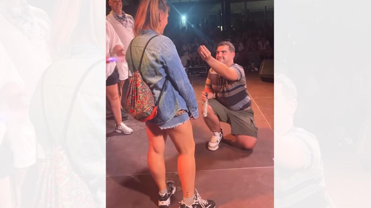 Sorpresa en el concierto de Leticia Sabater en Burlada: sube al escenario para pedir matrimonio a su pareja