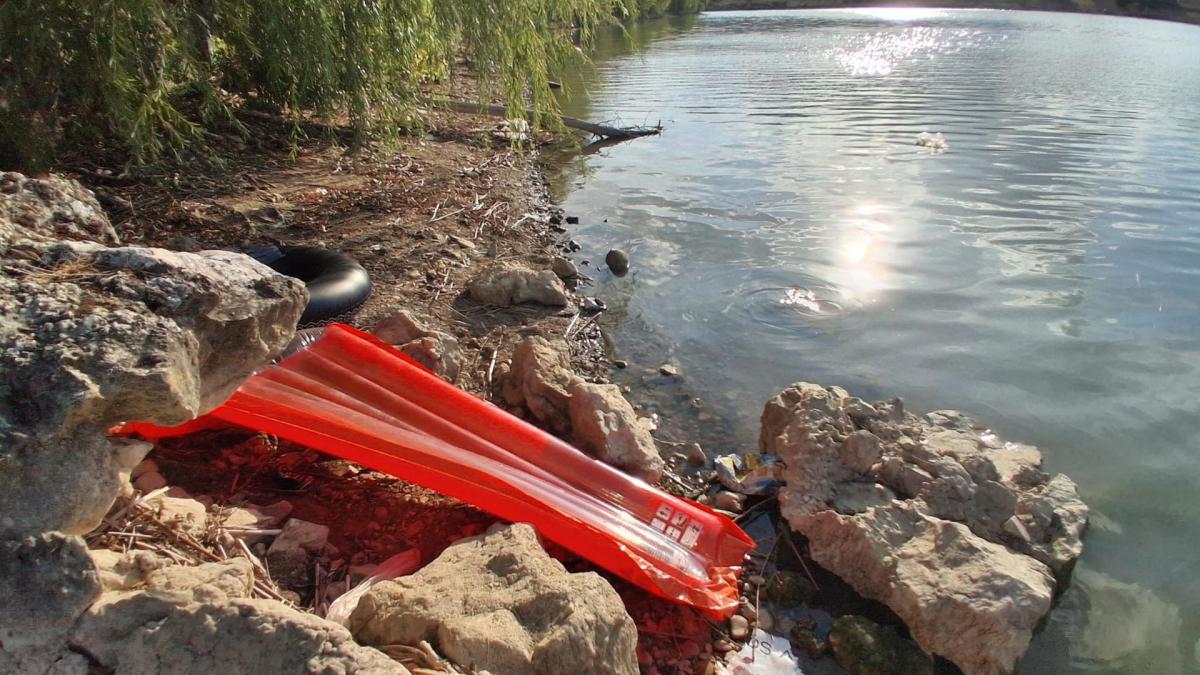 Dos jóvenes, en estado crítico tras ser rescatados inconscientes en la balsa de la Morea