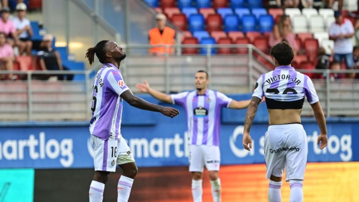 Los jugadores blanquivioleta Balboa, Martínez y Víctor Jr. se lamentan tras la derrota pucelana en Éibar.