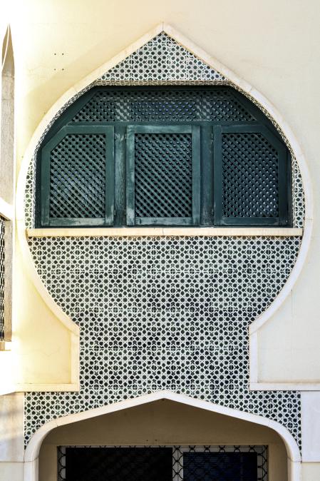 Ventanas de estilo árabe en la costa de España