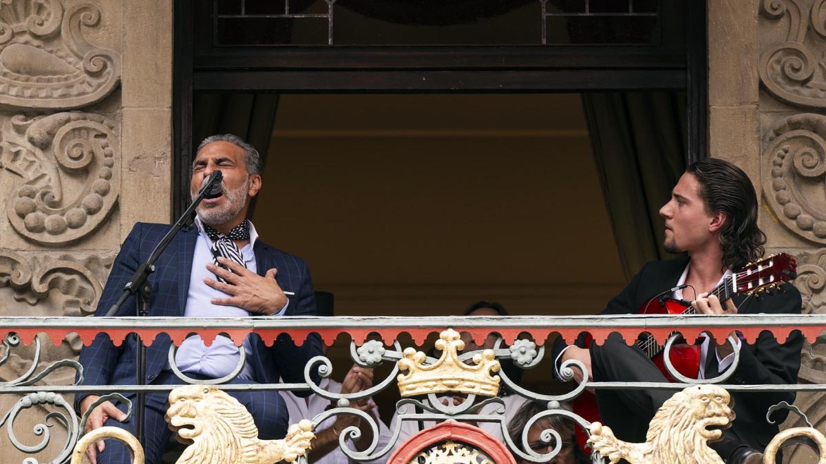 Fotos de la actuación de El Granaíno desde el balcón de la plaza Consistorial de Pamplona - Diario de Navarra