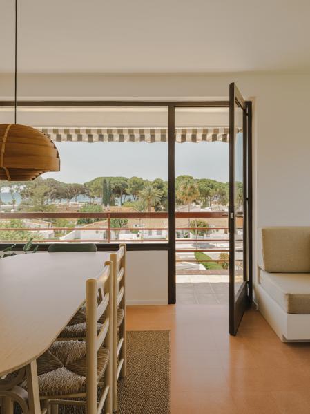 Las amplias crujías y los muros de carga cerámicos organizan una vivienda en la que prácticamente todas las estancias tienen contacto con el exterior