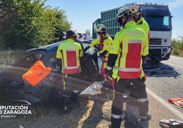 Cuatro muertos y un herido grave en un accidente entre un turismo y un camión en la N-122 en Zaragoza