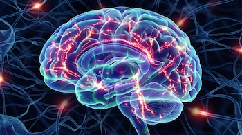 Cerebro humano translúcido con líneas de energía roja y naranja en su interior, rodeado de una red de neuronas y puntos de luz.