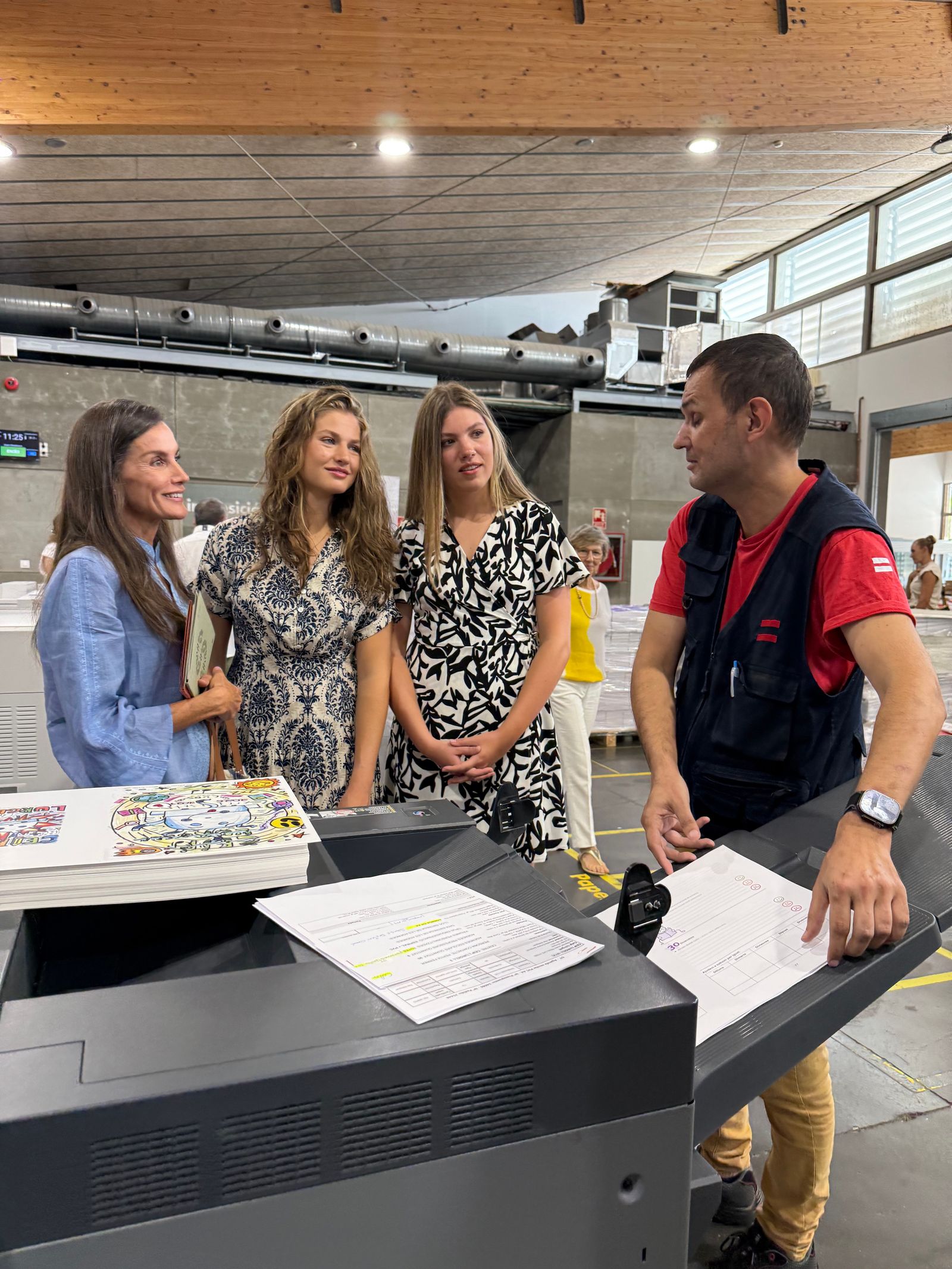 La reina Letizia y sus hijas realizan una visita sorpresa a la Fundación Esment durante sus vacaciones en Palma