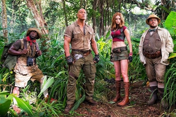 De izquierda a derecha: Kevin Hart, Dwayne Johnson, Karen Gillan y Jack Black en 'Jumanji: Bienvenidos a la jungla'.