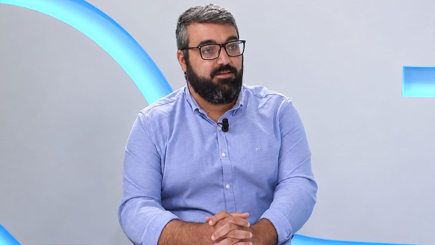 León, el diputado ceutí del PSOE que carga contra Sánchez: "Mi hija no puede salir de casa, pero él está aconsejando libros"